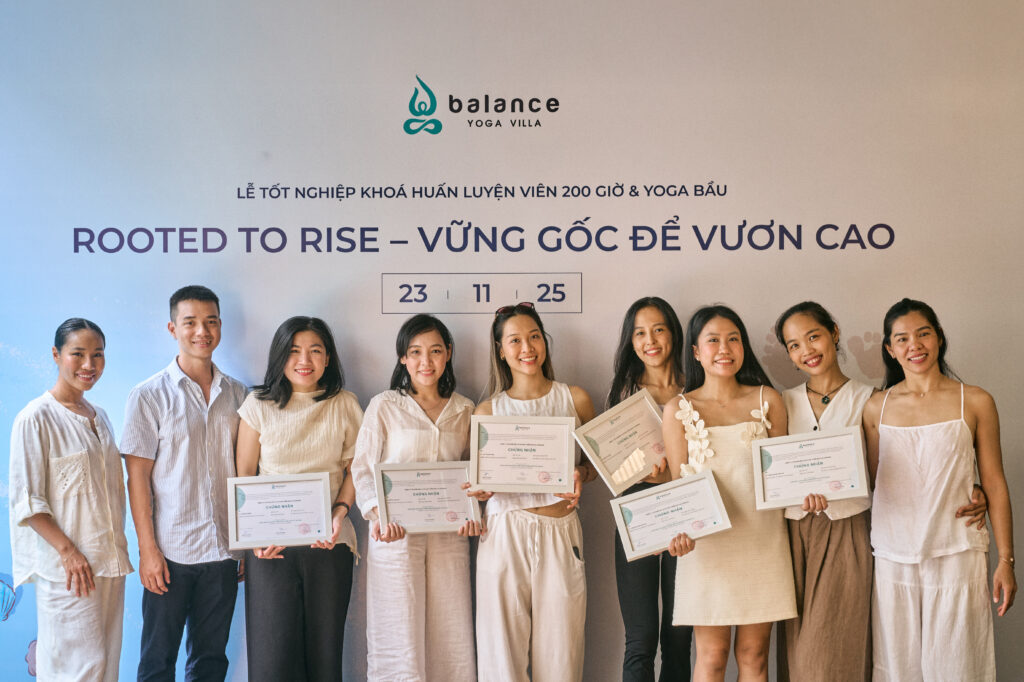 Balance-yoga-villa-Le-tot-nghiep-khoa-huan-luyen-vien-200-gio@2x