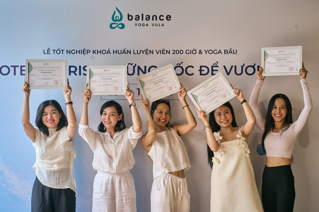 Balance-yoga-villa-Le-tot-nghiep-khoa-huan-luyen-vien-200-gio@2x@2x@2x@2x@2x@2x